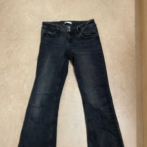 Svart jeans från Gina i storlek 158 - Typ som nya 