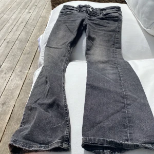 Zara tjej jeans 140 - Använd men bra jeans att har ett liv till. Låg midja. Med elasticitet i bredden och möjlighet att ändra storlek vid midjan 