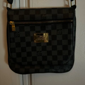 Väska  - Bra skick. Knappt använd. Tror de äkta läder men ej hundra på det. 