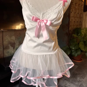 Nattlinne - Vackert nattlinne med tyllkjol och rosetter. Från märket Romwe i storlek L. 