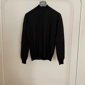 PRADA TURTLENECK  - NY JÄTTE FIN LÄNGE ÄRMEN POLOTRÖJA FRÅN PRADA.  SIZE IT 50. 
