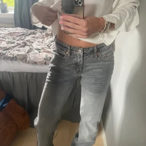 Lågmidjade jeans - Super fina och trendiga Lågmidjade jeans från weekday som är helt nya. Säljer då dom inte riktigt passar på mig🩷det är bara att höra av sig vid frågor 