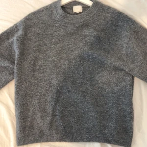 Stickad Tröja - Så fin, men kommer inte till användning. Inga defekter, använd 1-3ggr💞