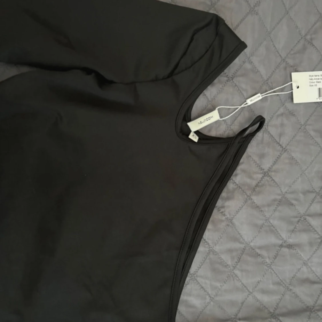 Svart oneshoulder topp från Nelly - 90