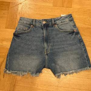 Jag säljer dessa blåa jeansshorts som är i väldigt bra skick. De är endast använda 2-3 gånger då jag har många andra shorts som jag använder. Kontakta för mer info eller bilder på dem. 🫶