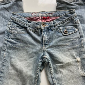 Lågmidjade jeans - As snygga lågmidjade jeans! Från en second hand i Riga. Sitter jätte snyggt och är utsvängda🫶🏻💍MIDJEMÅTT: 34 LÄNGD: 70
