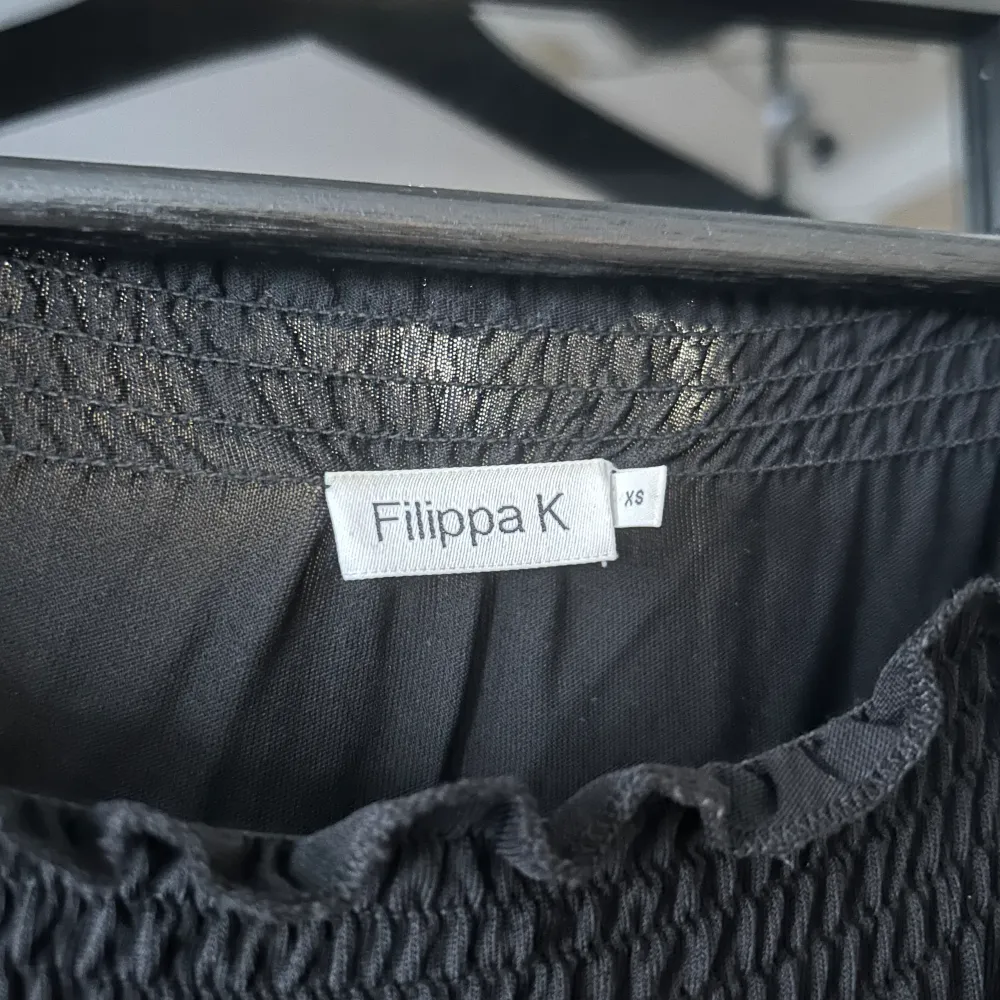 Väl Använd Filippa K blus därav priset XS men snarare S i passform Råkade stryka den lite för varmt när jag skulle fota blusen så den fick ett mindre märke (se bild) Tycker inte det syns mycket alls. Blusar.