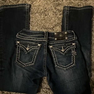 Miss me jeans - Säljer dessa miss me jeans då de inte passar mig. De är i bra skick. Passar någon runt 160-165. Säljer för 700kr köptes för 900. Skriv om ni har frågor eller liknade ❤️ Midjemått 39cm  rakt över och innerbenslängd 77cm. 