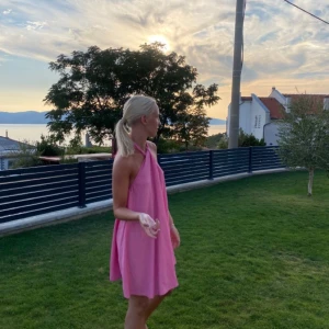 Rosa klänning - Så fin rosa sommarklänning från HM💕 Storlek S men skulle säga att den passar XS-L eftersom man knyter den själv🥰Finns inte kvar på hemsidan.