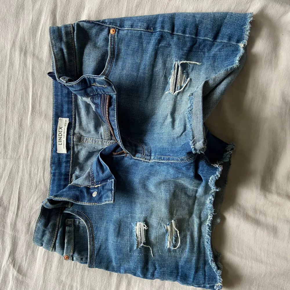 Jätte fina och sköna shorts från Lindex som inte kommer till användning🩷🩷 Barnstorlek men passar mig som har storlek  s/36 i jeans  . Shorts.