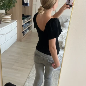 Svart Topp - Hej! Jag säljer denna supersnygga svarta toppen.🖤Toppen är V-ringad med pösiga armar och med en tajtare passform nedtill som formar sig fint. Den har 0 defekter och är använd ett fåtal ggr! Om ni har frågar är det bara att ställa dom!🖤(Nypris:350kr)