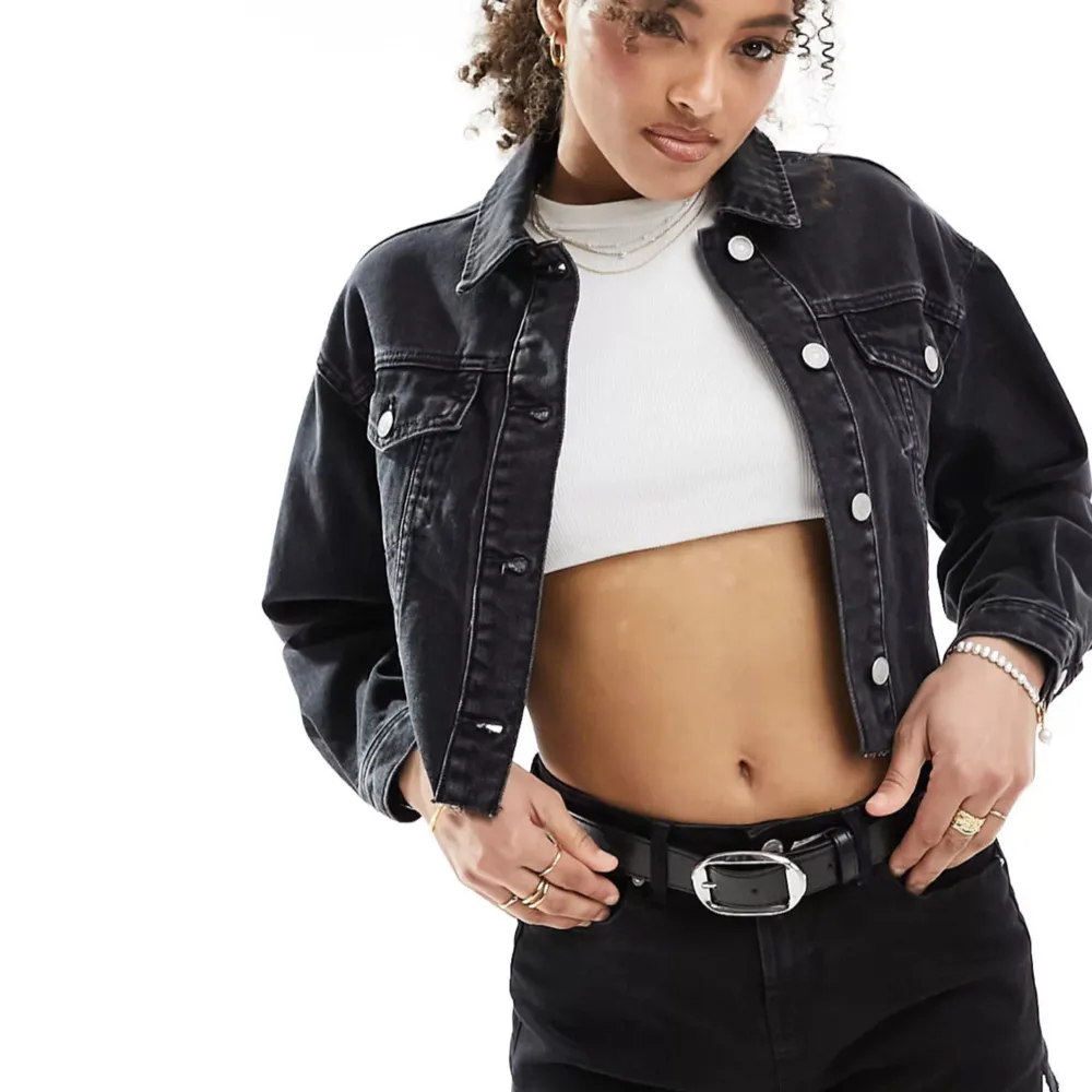 Superfin jeansjacka. endast testad. lite för kort för mig. Köpt för 429:- . Takit.