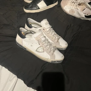 Philippe model  - Tja säljer nu mina Philppe model från sicuro fashion köpta för 3000 kr alla intyg och köp bevis finns såklart!  Skick 8,5/10 ❤️