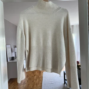 Tröja Gina  - Polo tröja från Gina. Mycket fint skick. Stl xs