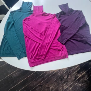 Ylletröja polo - 3 tröjor för 500kr en tröja för 200kr. Den rosa och den gröna är från uniqlo nypris 500kr st. Den lila är från thernlunds. Den lila är lite tjockare men ingen större skillnad. Priset beror på att det är i nyskick och nästan aldrig använd. ⚠️ej köp nu⚠️