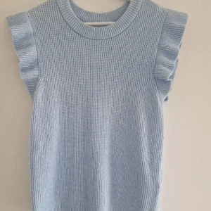 Himmelsblå Stickad top Vila, XS - Jättesöt stickad top från Vila  XS. Endast använd ett fåtal ggr.