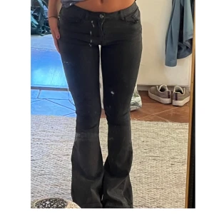 Svarta bootcut jeans - Snygga svarta/mörkgråa bootcut jeans. 