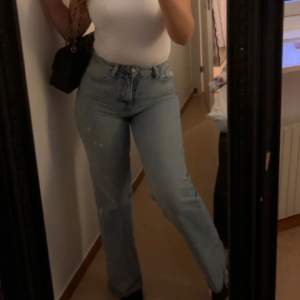 Hej säljer mina jeans från zara i storlek 34 för att dom passar inte mig längre tyvärr bara haft på mig dom typ 5 6 gånger 