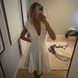Vit klänning  - Skiiittt snygg sitter jätte fint men aldrig använd då jag hitta en annan 💞💞
