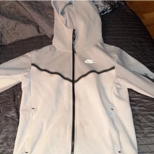 Nike Tech Kofta Vit/Grå - Storlek XS, använt endast ett par gånger säljer då den inte passar mig.