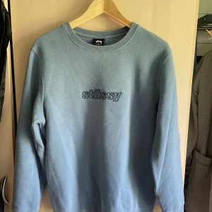 Stussy Sweatshirt - Säljer min stussy tröja då den är för liten. Storlek S Pris 399kr  Hör av er vid frågor!