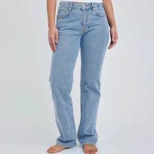 Low waist jeans  - Dom nästintill slutsålda jeansen i alla färger  Sitter som en smäck men tyvär blivit för små har varit mina favoriter länge Har i många färger  