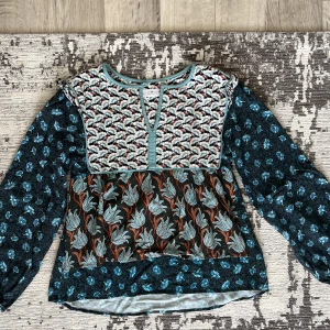 Blus - En jättefin blus från Zara i storlek 140. Den är lite större i storleken, säljs pågrund av att den är för liten.