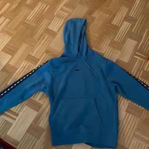 Blå Nike Hoodie  - Storlek XS men passar S också, Hoodien är aldrig använd. 