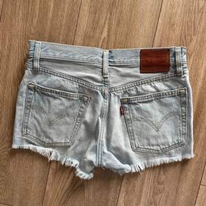 Jättesnygga jeansshorts😍midja:37cm, midja och neråt:27cm