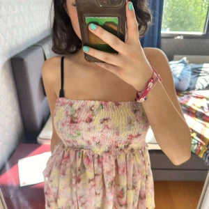 söt tub topp - jätte fin blommig tub tupp som också kan användas som kjol! 