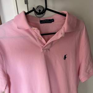 Säljer en fin rosa Ralph lauren pike den är i jätte fint skick och har inga deffekter