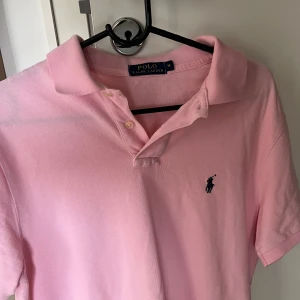 Ralph Lauren pike  - Säljer en fin rosa Ralph lauren pike den är i jätte fint skick och har inga deffekter