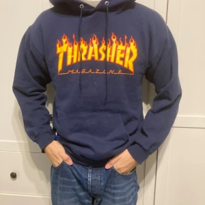 Thrasher hoodie - Thrasher hoodie i topp skick! Storlek S men sitter lite oversized.