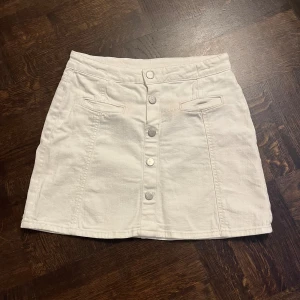 Kort kjol  - Säljer denna snygga kjol som tyvärr inte passar längre skulle säga att den passar en som är ca 160. :) Pris kan diskuteras 