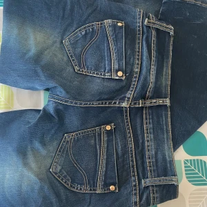 Lågmidjade jeans - Jättefina mörkblå true religon liknande jeans. Säljs pga att jag har för många🩷 skriv för frågor eller pris