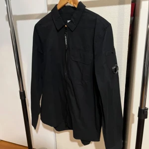 CP company overshirt - Helt ny och oanvänd, 10/10 skick. Riktigt fin och bekväm, rekommenderar starkt!