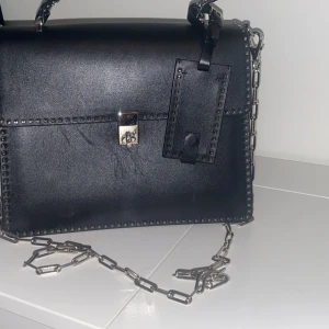 Valentino väska till salu - Säljer min fina svarta och unika Valentino väska som är köpt år 2021 från Natalie schuterman ordinare pris 25,499kr men säljs för 10.000. Vi kan gå till butiken för att verifiera att väskan är äkta! 