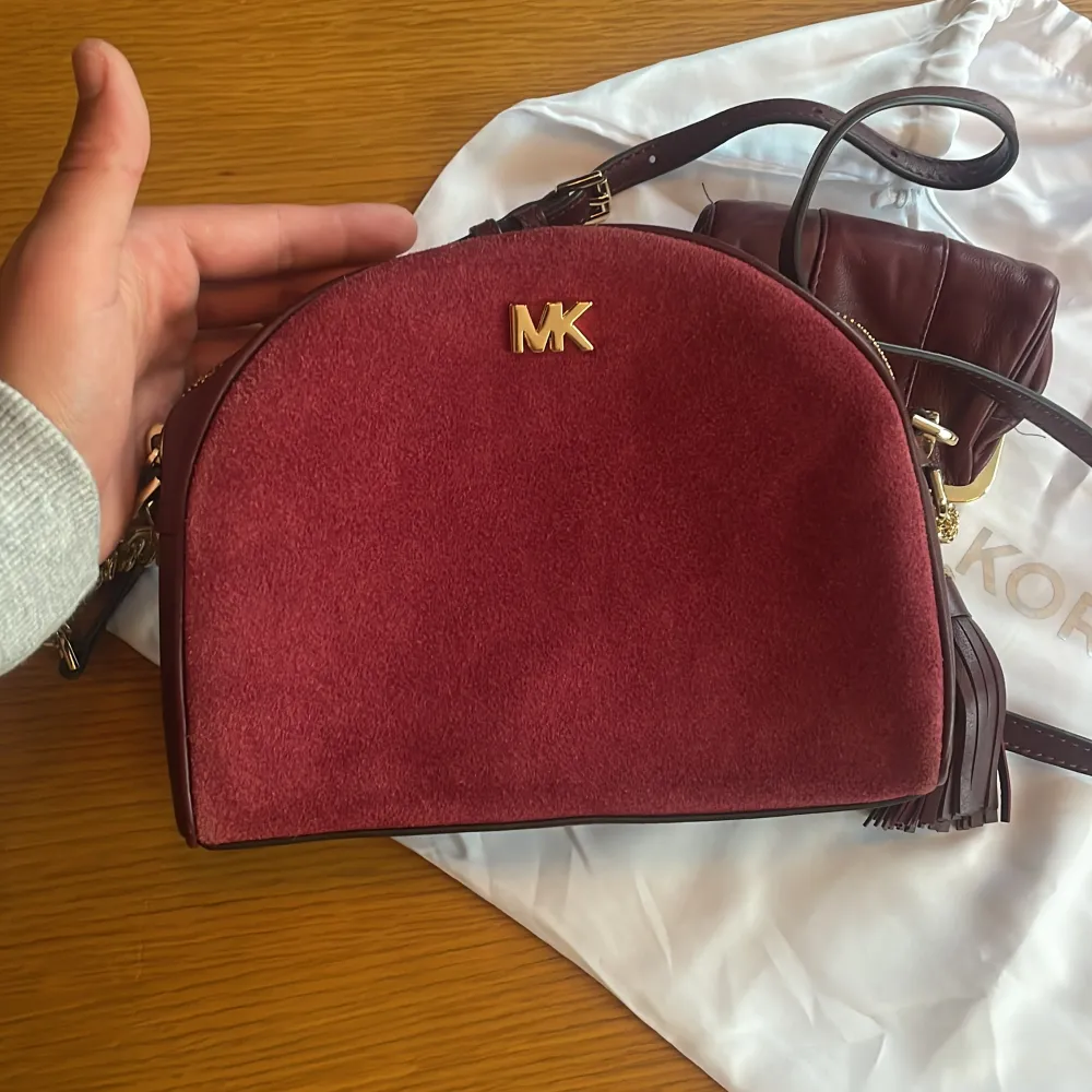 Hej, MICHAEL KORS VÄSKA köpt på Boozt, självklart äkta. Tillkommer en vinröd liten plånbok (Plånbok tillhör ej väskan och är inte MICHAEL KORS) Pris kan diskuteras . Laukut & Käsilaukut.