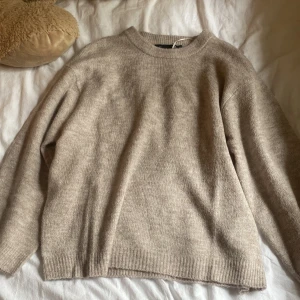Beige stickad tröja - Säljer min stickade tröja från lager 157, säljer då jag aldrig har använt den pågrund av att den är förstor. Jag har bara testat den.