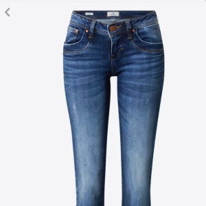 LTB jeans Valerie - Storlek 28x32. Nypris 1139 kr på About you där jag köpte den. Använd några gånger. Jag säljer jeansen pågrund av att de tyvärr har blivit för korta för mig. Är 176 cm. Skriv om ni vill ha fler bilder💕