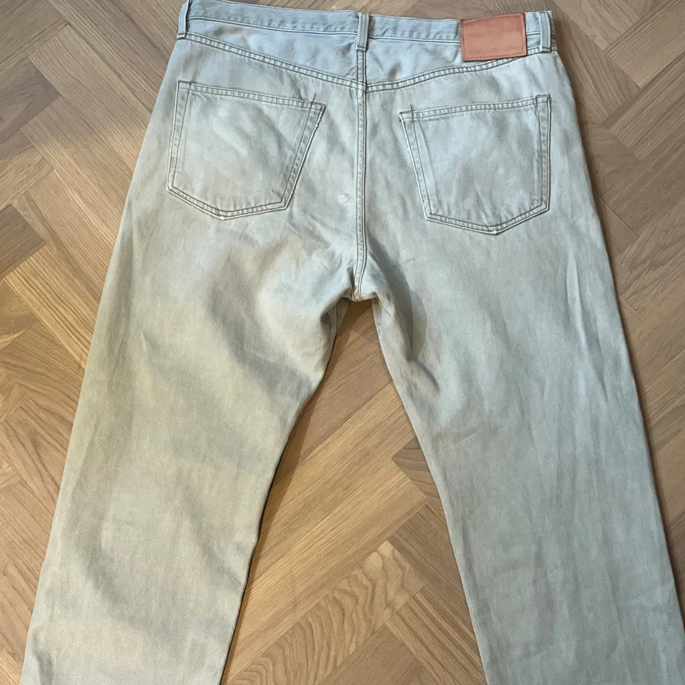 Ljusgråa helt fräscha Acne jeans. Vill du ha mått skriv privat de inga problem 💯 andra frågor så äre ba o skriva. De är knappt använda och va för små för mig😔. Jeans & Byxor.