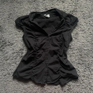 unik svart skjorta - skriv vid frågor eller fler bilder 🤍