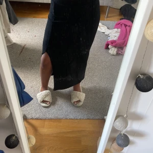 Svart ribbad kjol - Säljer denna svarta ribbade kjolen som har en slips! Jättebra skick