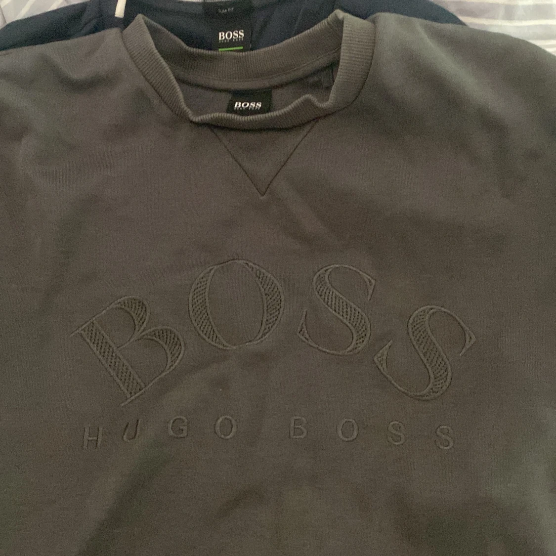 4 Hugo boss sweatshirts - 91