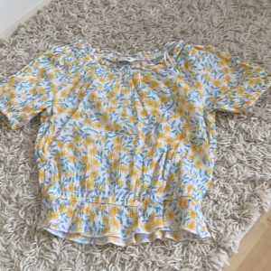 Blommig blus från Cubus. - Säljer denna fina blusen från Cubus, eftersom att den är för liten. 🥰