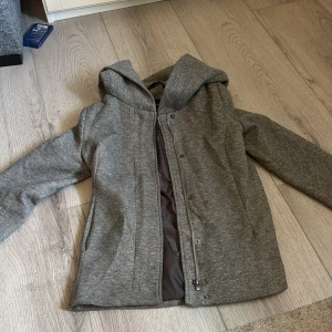 Jacka  - Supersnygg. Höst jacka som tyvär inte passar mig längre..