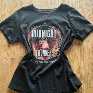 Tshirt - Skön och fin tshirt som bara inte kommer till användning längre. I gott skick