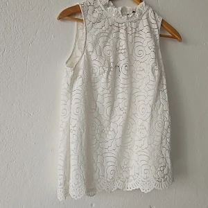 Vit blus Banana Republic - Vit spetsblus från banana republic. Använd ett par gånger endast.