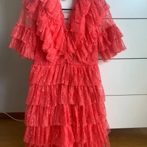 Klänning - Spetsklänning i färgen korall från By Malina. Storlek S.  Använd vid ett tillfälle. 