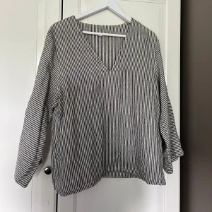 Trekvartsärmad blus  - Så så fin blus från ARKET, använd endast 1 gång så väldigt bra skick💕